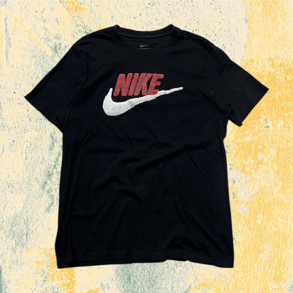 T-Shirt Nike Printed - Nera con Stampa Rossa Swoosh (M)