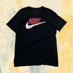 T-Shirt Nike Printed - Nera con Stampa Rossa Swoosh (M)
