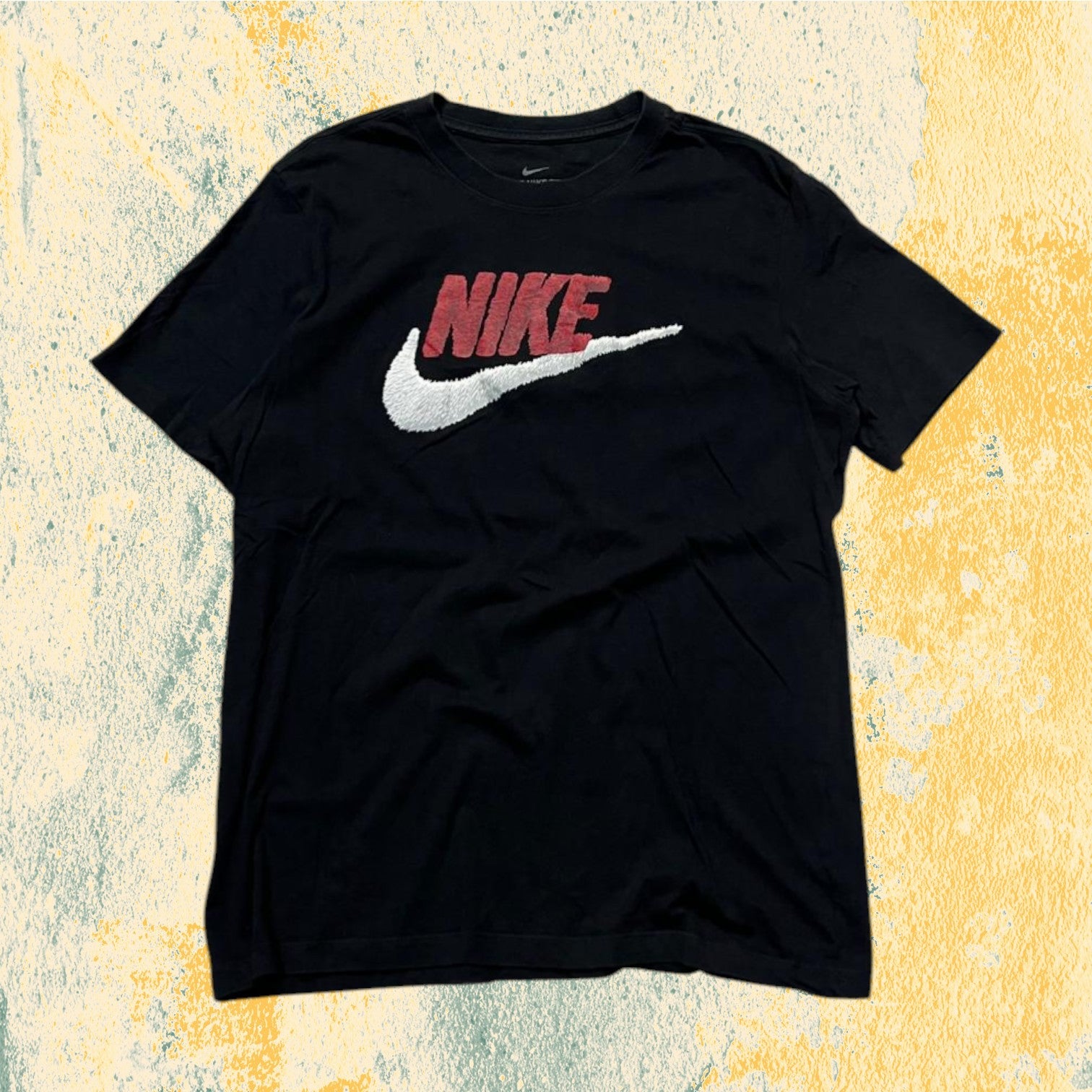T-Shirt Nike Printed - Nera con Stampa Rossa Swoosh (M)