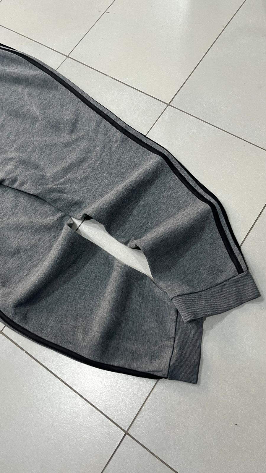 Pantatuta Grigio Adidas con Bande Laterali Nere Elastico sul Fondo (L)