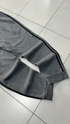 Pantatuta Grigio Adidas con Bande Laterali Nere Elastico sul Fondo (L)