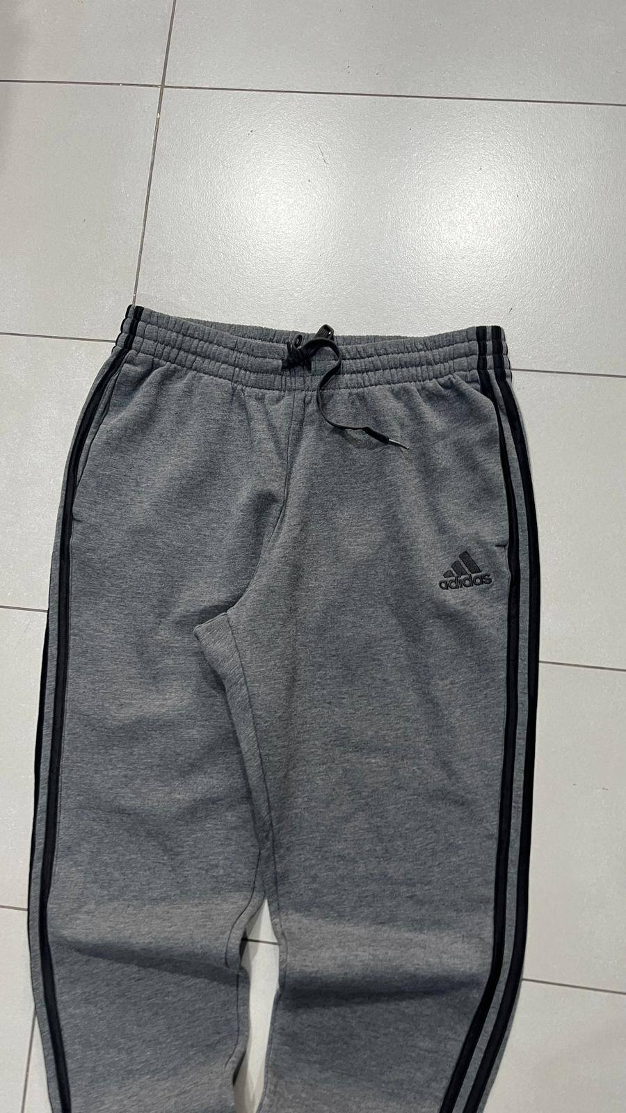 Pantatuta Grigio Adidas con Bande Laterali Nere Elastico sul Fondo (L)