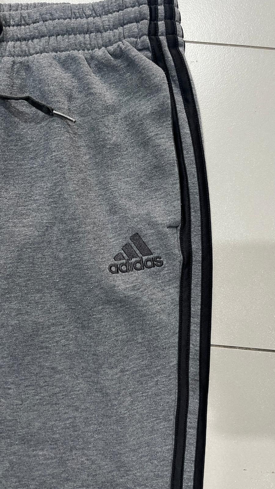 Pantatuta Grigio Adidas con Bande Laterali Nere Elastico sul Fondo (L)