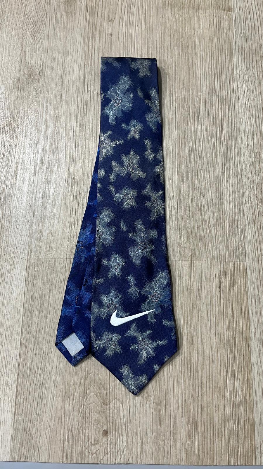 Cravatta Nike Custom con Swoosh Ricamato