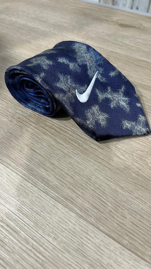 Cravatta Nike Custom con Swoosh Ricamato