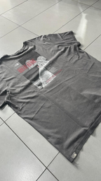 T-Shirt The North Face Grigio Piombo con Stampa (XL)