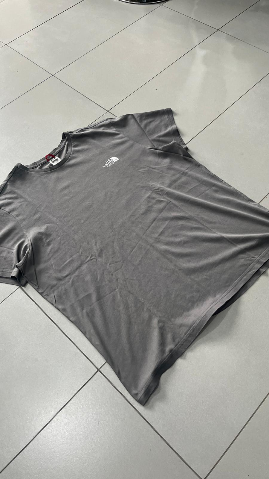 T-Shirt The North Face Grigio Piombo con Stampa (XL)