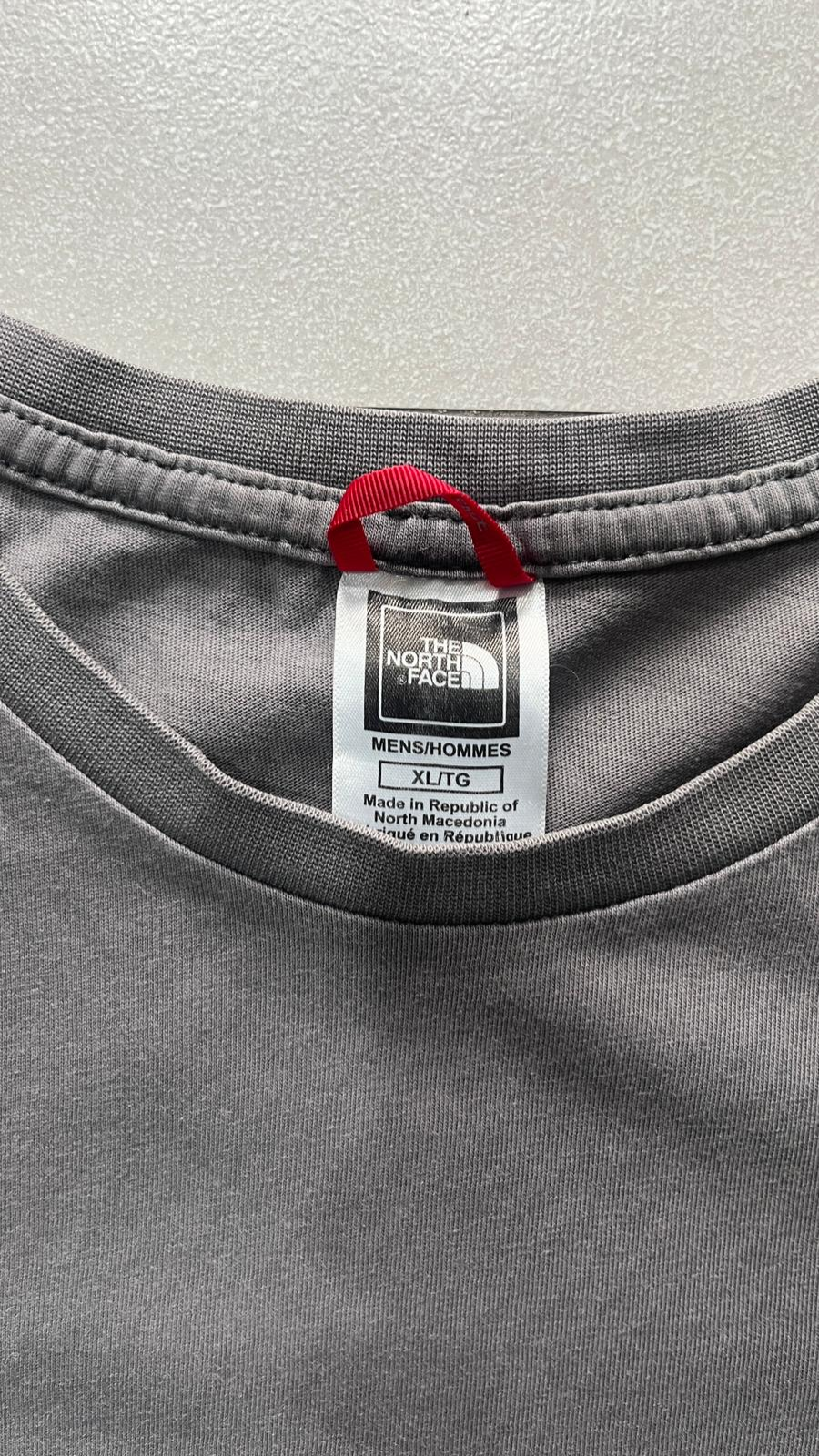 T-Shirt The North Face Grigio Piombo con Stampa (XL)
