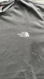 T-Shirt The North Face Grigio Piombo con Stampa (XL)