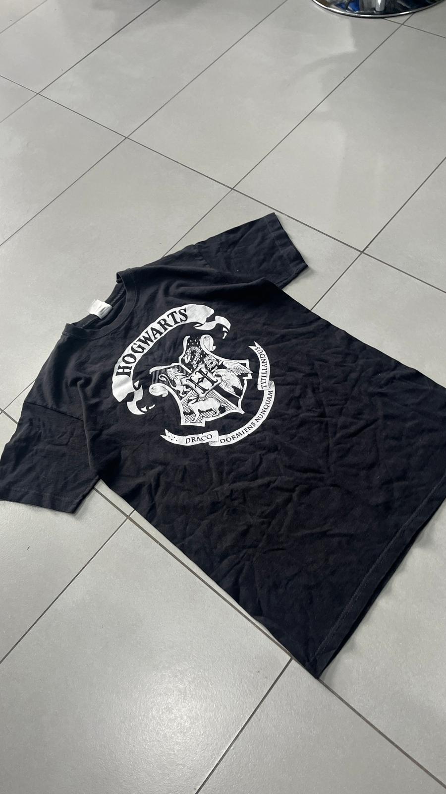 T-Shirt Nera con Stampa Hogwarts (S)