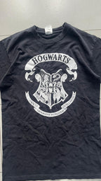 T-Shirt Nera con Stampa Hogwarts (S)