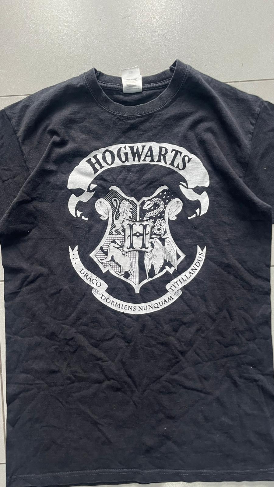 T-Shirt Nera con Stampa Hogwarts (S)