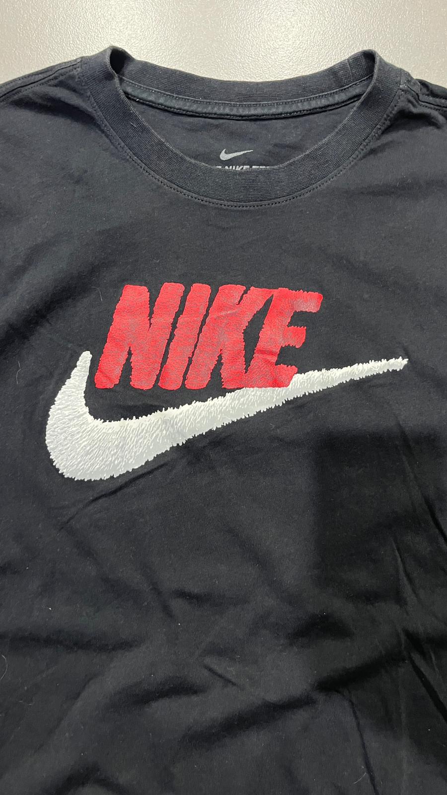 T-Shirt Nike Printed - Nera con Stampa Rossa Swoosh (M)