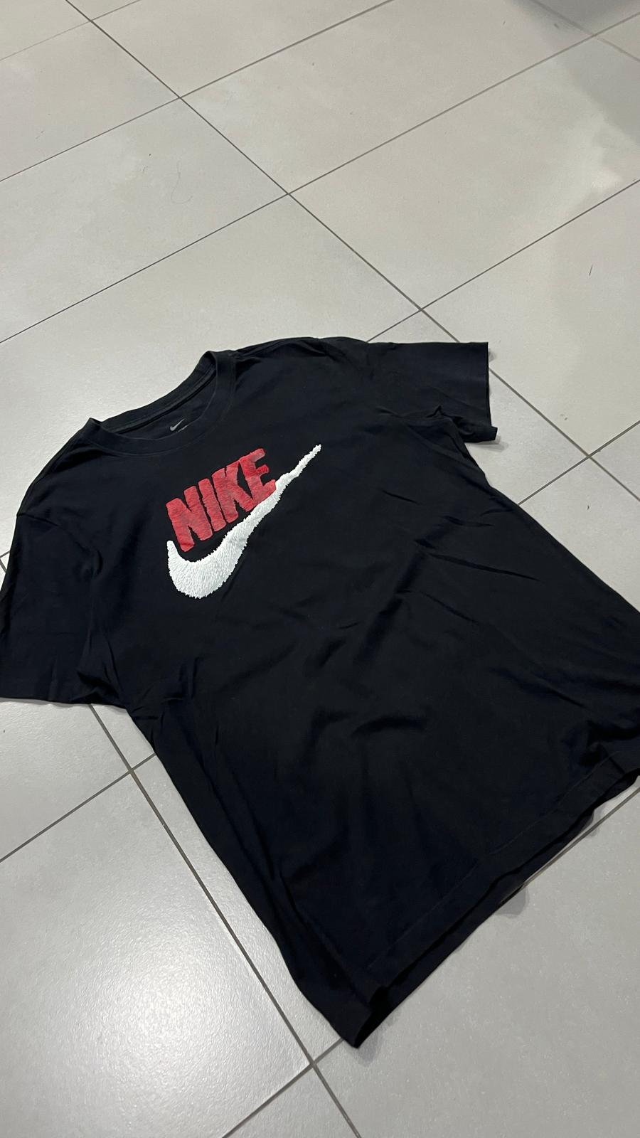 T-Shirt Nike Printed - Nera con Stampa Rossa Swoosh (M)