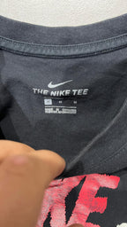 T-Shirt Nike Printed - Nera con Stampa Rossa Swoosh (M)