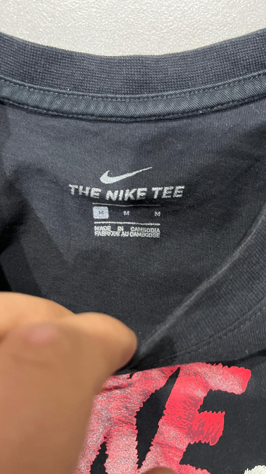 T-Shirt Nike Printed - Nera con Stampa Rossa Swoosh (M)