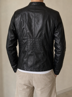 Giacca in similpelle con zip nera Vintage Y2K (S) - indossata retro