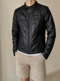 Giacca in similpelle con zip nera Vintage Y2K (S) - indossata fronte