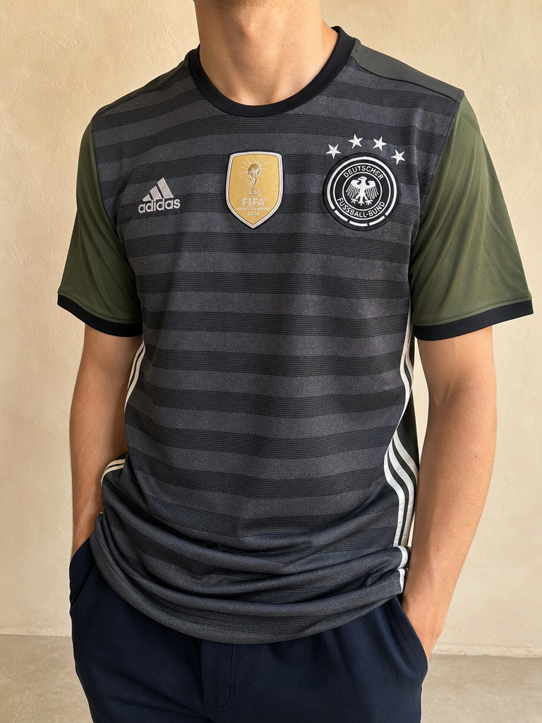 T-Shirt Adidas Deutsche - Germania Mondiali - Football 90s 2000s American Style Vintage Y2K Uomo (M) - indossata fronte