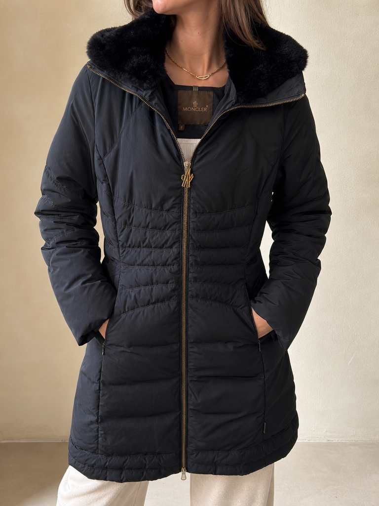 Moncler Piumino Donna Nero Collo Pelliccia Vintage Y2K - indossata fronte