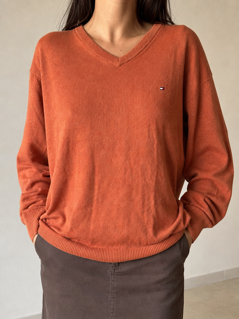 Maglione Tommy Hilfiger scollo a V arancione ruggine Vintage Y2K (M) - indossata fronte