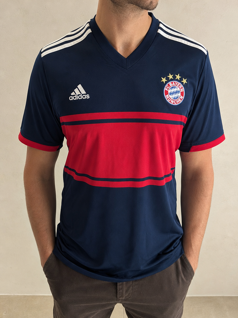 T-Shirt Adidas Bayern Monaco Football 90s 2000s American Style Vintage Y2K Uomo (L) - indossata fronte