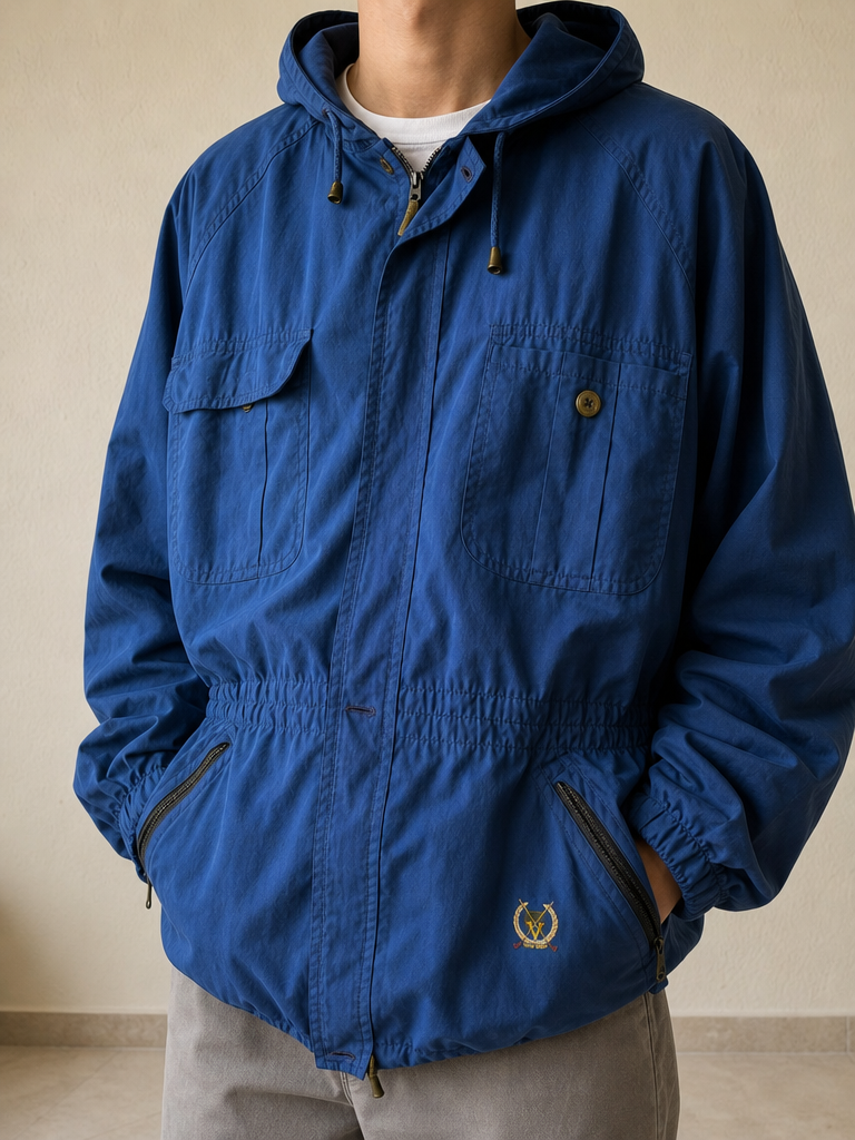 Valentino Windbreaker Blu � Giacca 90s Tecnica con Cappuccio Vintage Y2K Uomo (M) - indossata fronte