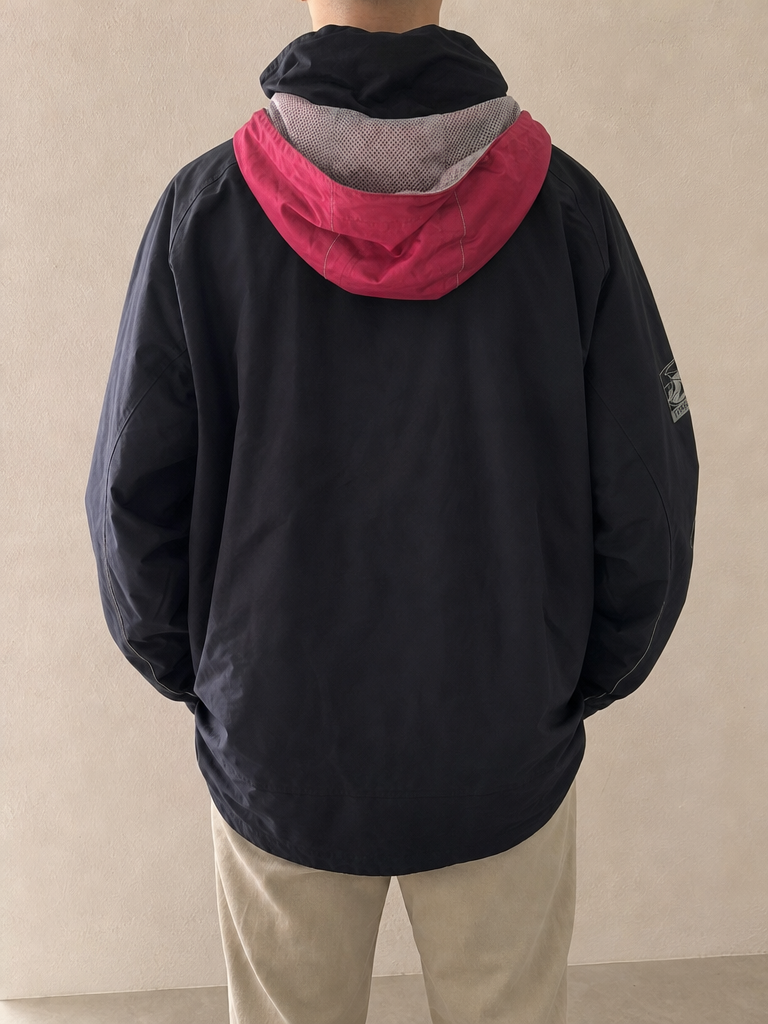 Giacca con cappuccio Tribord nera dettagli rosa e grigi Vintage Y2K - indossata retro
