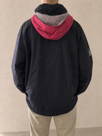 Giacca con cappuccio Tribord nera dettagli rosa e grigi Vintage Y2K - indossata retro