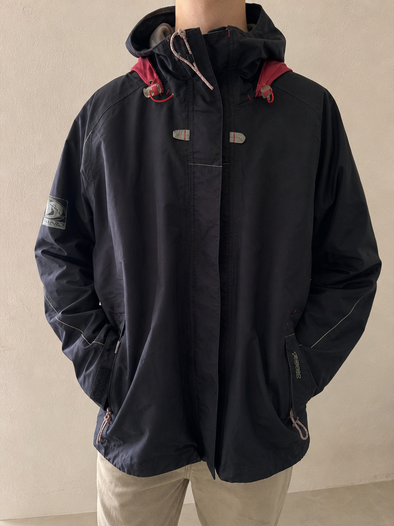 Giacca con cappuccio Tribord nera dettagli rosa e grigi Vintage Y2K - indossata fronte
