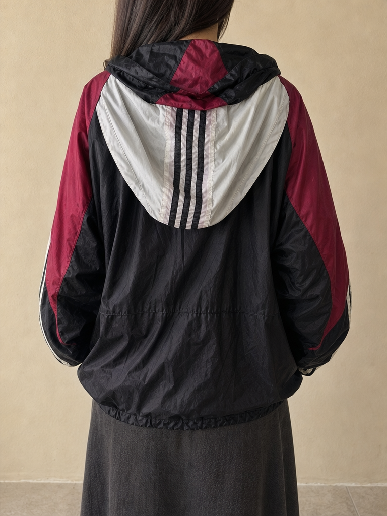 Giacca a vento Adidas con cappuccio Nero Bordeaux 3 bande Vintage Y2K (XXL) - indossata retro