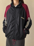 Giacca a vento Adidas con cappuccio Nero Bordeaux 3 bande Vintage Y2K (XXL) - indossata fronte