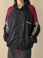 Giacca a vento Adidas con cappuccio Nero Bordeaux 3 bande Vintage Y2K (XXL) - indossata fronte