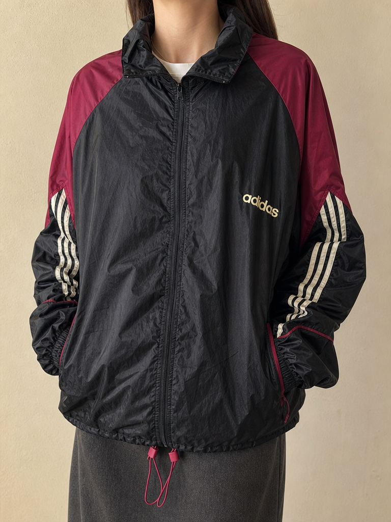 Giacca a vento Adidas con cappuccio Nero Bordeaux 3 bande Vintage Y2K (XXL) - indossata fronte