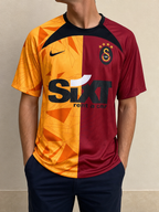 T-Shirt Nike Galatasaray "Icardi 99" Football 90s 2000s American Style Vintage Y2K Uomo (L) - indossata fronte