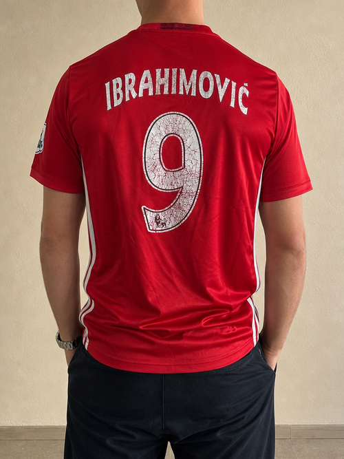 Adidas T-Shirt Manchester United "Ibrahimovic 9" Football 90s 2000s American Style Vintage Y2K Uomo (L) — vista posteriore indossata