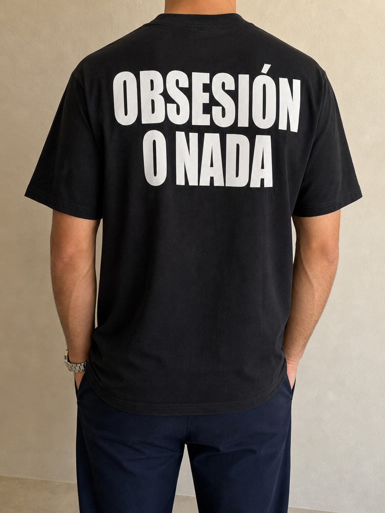 T-shirt nera streetwear con stampa retro Obsesi�n o Nada Vintage Y2K Uomo - indossata retro
