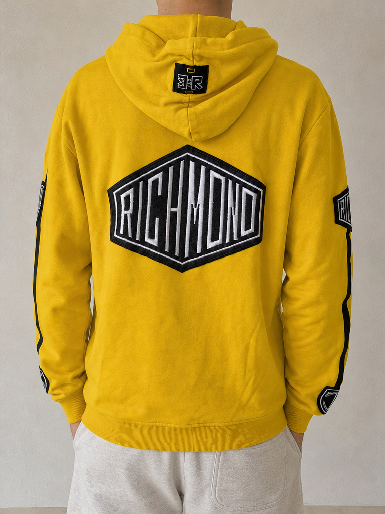 Felpa Richmond con cappuccio gialla Vintage Y2K (S) - indossata retro