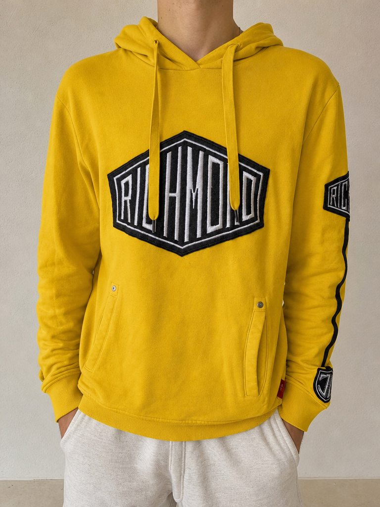 Felpa Richmond con cappuccio gialla Vintage Y2K (S) - indossata fronte