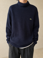 Maglione Lacoste a coste collo alto blu scuro logo ricamato Vintage Y2K - indossata fronte