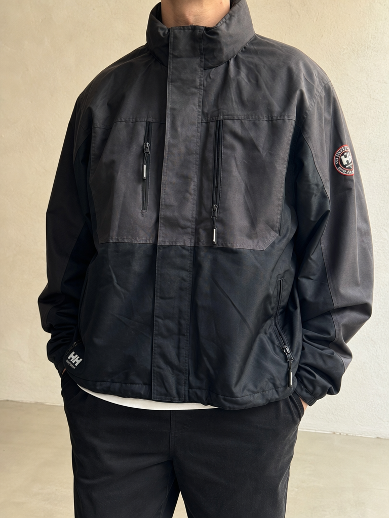 Helly Hansen Giacca Giubbino Helly Hanesn Bicolor Grigio Nero Impermeabile Vintage Y2K Uomo (XXL) - indossata fronte