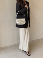 Borsa Diesel Silver 1DR in Pelle Specchiata color Argento Vintage Y2K Donna — vista frontale indossata