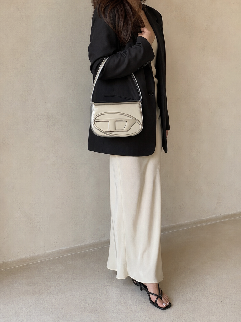 Borsa Diesel Silver 1DR in Pelle Specchiata color Argento Vintage Y2K Donna — vista frontale indossata