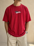 AND1 American Hip-Hop Tee - Printed T-Shirt Rossa con Stampa Puff Vintage Y2K Uomo (5XL) — vista frontale indossata