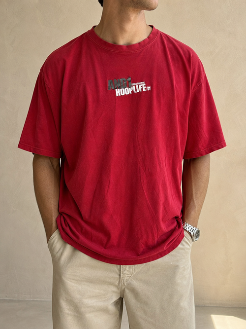 AND1 American Hip-Hop Tee - Printed T-Shirt Rossa con Stampa Puff Vintage Y2K Uomo (5XL) — vista frontale indossata