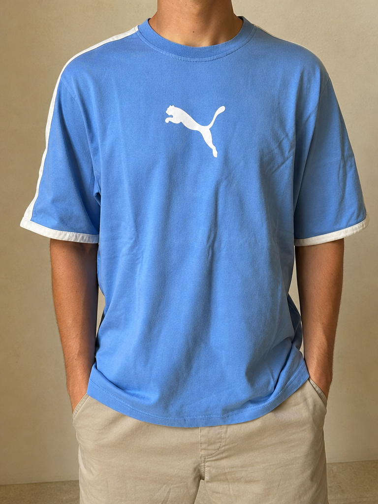 Maglietta Puma Azzurro con Banda Bianca Vintage Y2K - indossata fronte
