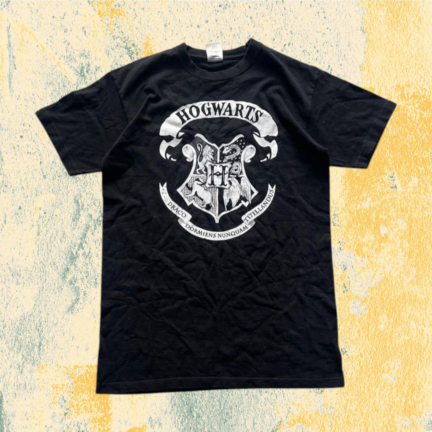T-Shirt Nera con Stampa Hogwarts (S)