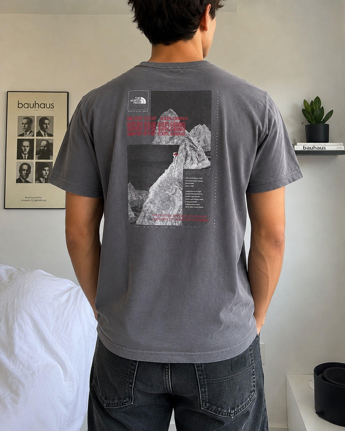 T-Shirt The North Face Grigio Piombo con Stampa (XL)