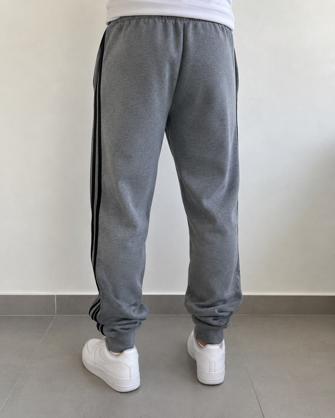 Pantatuta Grigio Adidas con Bande Laterali Nere Elastico sul Fondo (L)