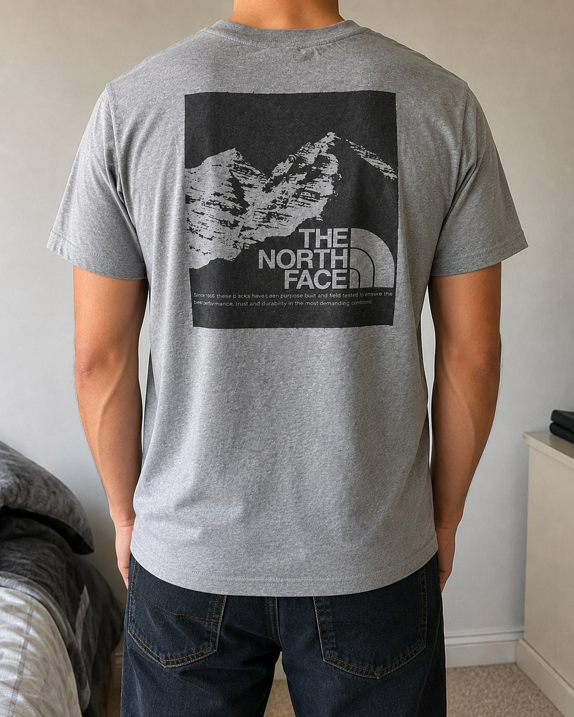 T-Shirt The North Face Grigia con Stampa (L)